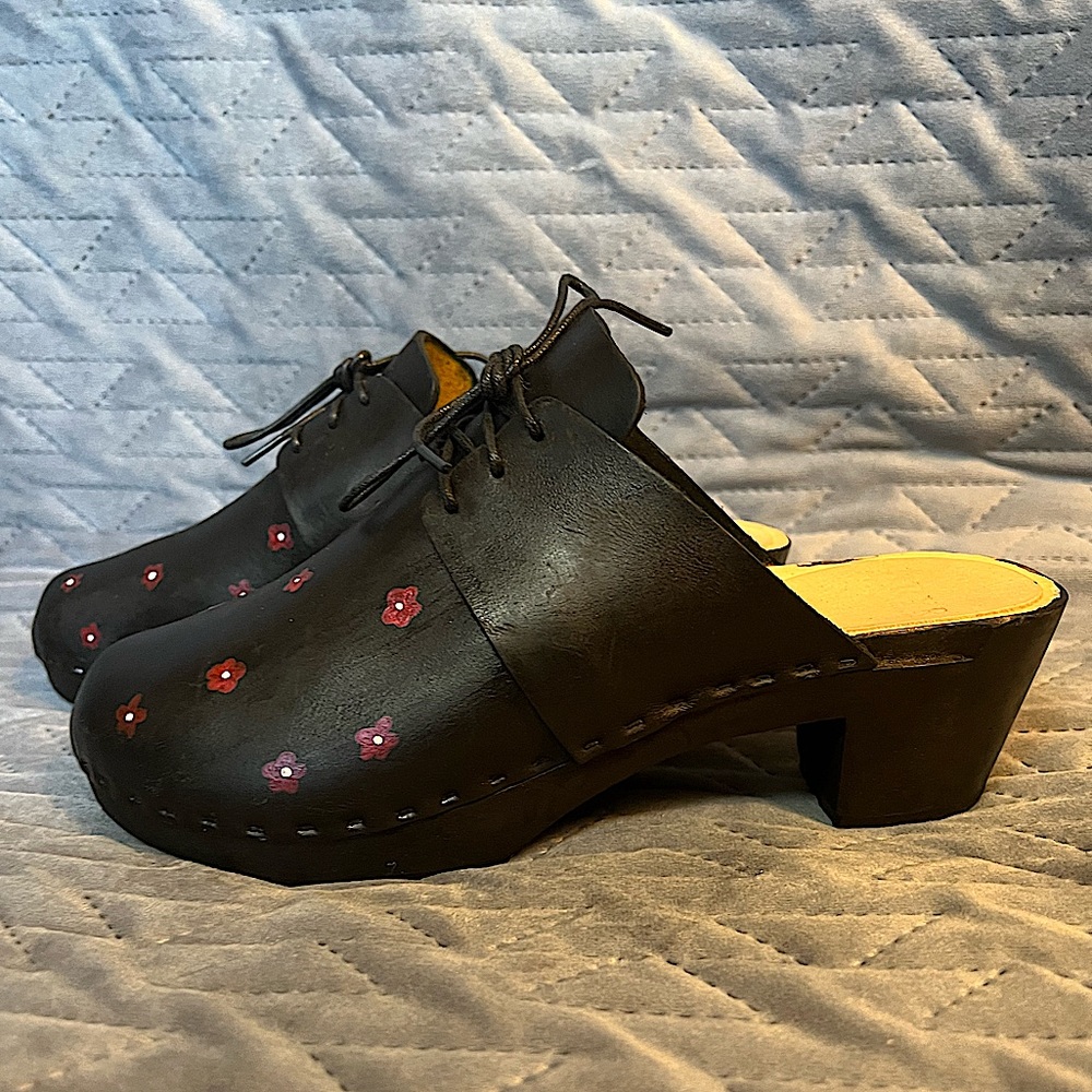 Bryr custom painted clogs Camilla with laces